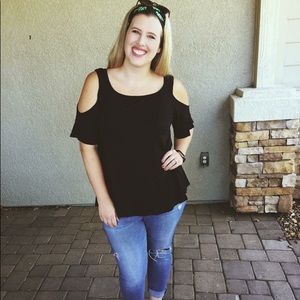Size L black cold shoulder top boutique